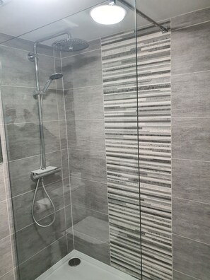 Chambre Deluxe double ou avec lits jumeaux | Salle de bain | Douche, articles de toilette (gratuits), séchoir à cheveux