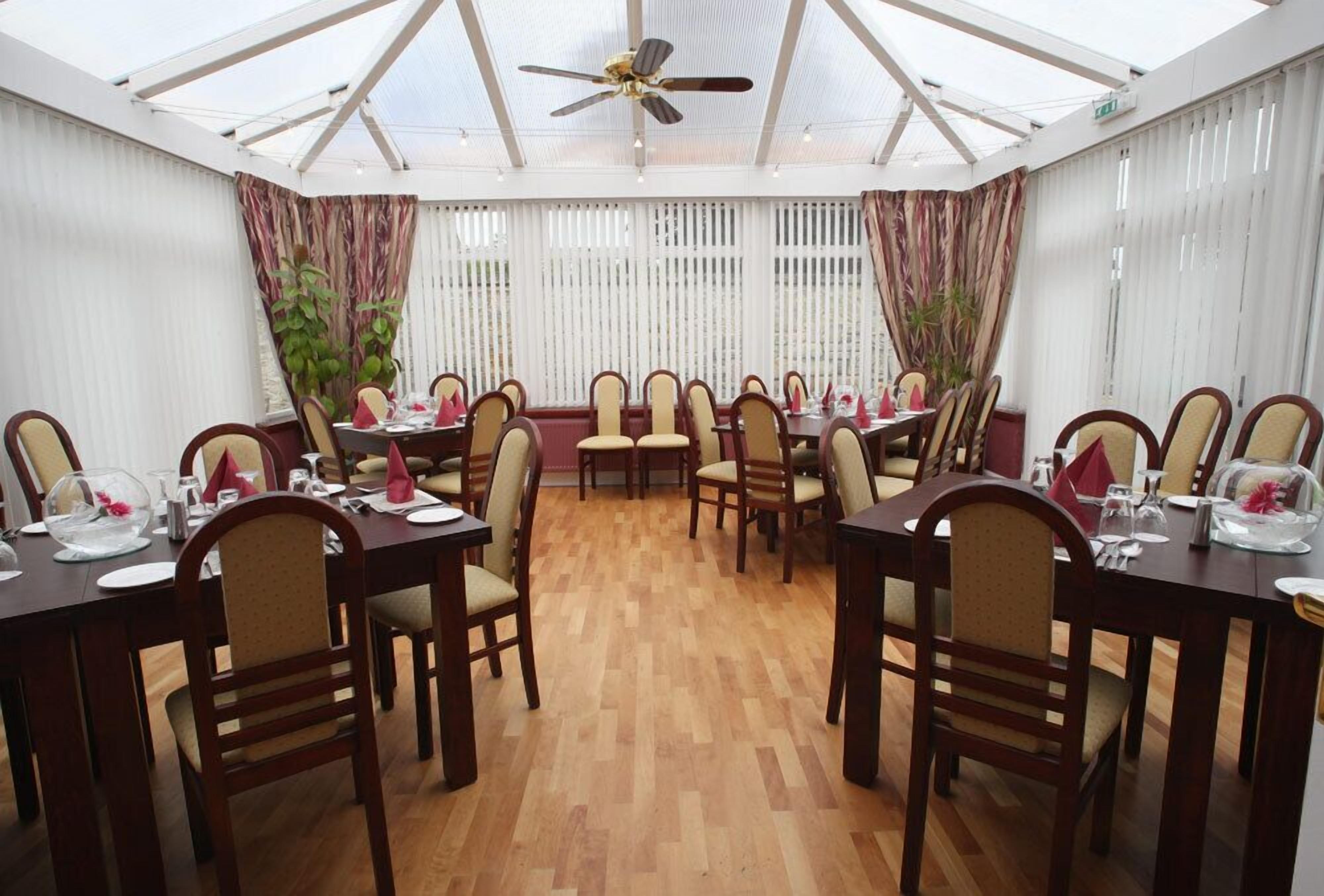 供应午餐和晚餐，本地与国际菜