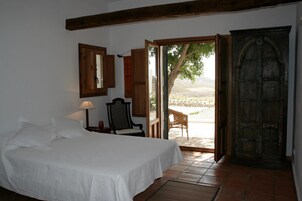 Habitación doble | Minibar, caja fuerte, decoración individual y mobiliario individual