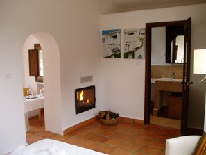 Minibar, in-room safe, individually decorated, individually furnished - Logis Hotel Cortijo Los Malenos (Nijar)