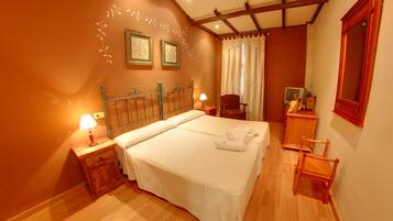 Kahden hengen superior-huone (kaksi sÀnkyÀ) | TyöpöytÀ, vauvansÀngyt, vuodevaatteet