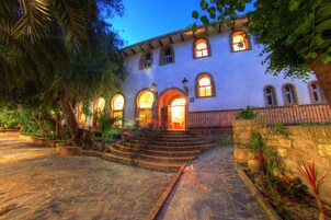Fachada da propriedade à noite