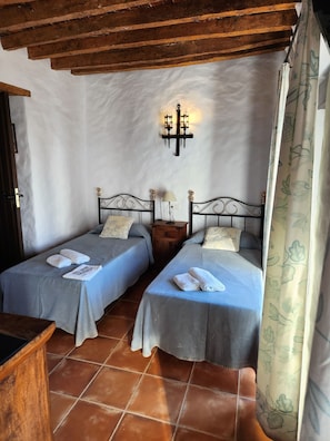 Minibar, desk, soundproofing, free cots/infant beds - Posada la Plaza (Canillas de Albaida)
