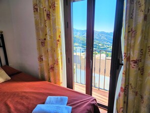 Quarto duplo superior, sacada | Frigobar, escrivaninha, quartos à prova de som, berços grátis