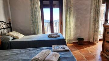 Habitación superior con 2 camas individuales, balcón | Minibar, escritorio, sistema de insonorización y cunas gratuitas