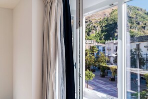 Bureau, rideaux dâobscurcissement, systĂšme dâinsonorisation