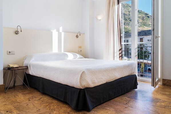 Desk, blackout curtains, soundproofing, free cots/infant beds