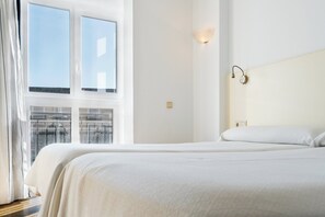 Desk, blackout curtains, soundproofing, free cots/infant beds - Hotel Ciudad de Cazorla (Cazorla)