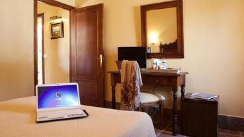 Een bureau, verduisterende gordijnen, beddengoed