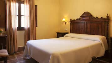 Escritorio, cortinas opacas, ropa de cama