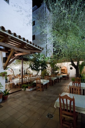 Family dining - Hotel Restaurante Blanco y Verde (Conil de la Frontera)
