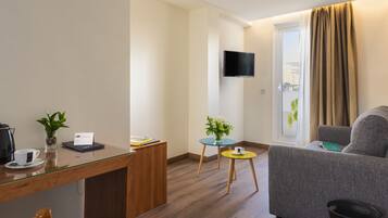 Familieværelse - terrasse | Pengeskab på værelset, lydisolering, strygejern/strygebræt, gratis Wi-Fi