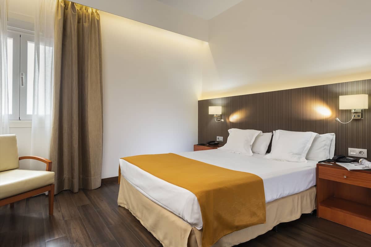 Doppelzimmer (with extra bed) | Zimmersafe, schallisolierte Zimmer, Bügeleisen/Bügelbrett