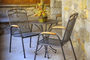 Cortinas blackout, wifi gratis y ropa de cama 