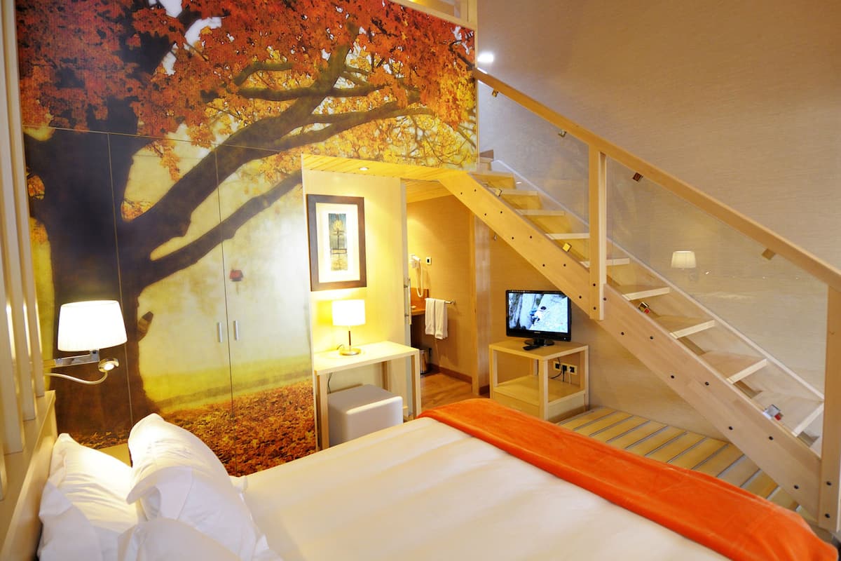 blackout curtains, free wifi, bed sheets