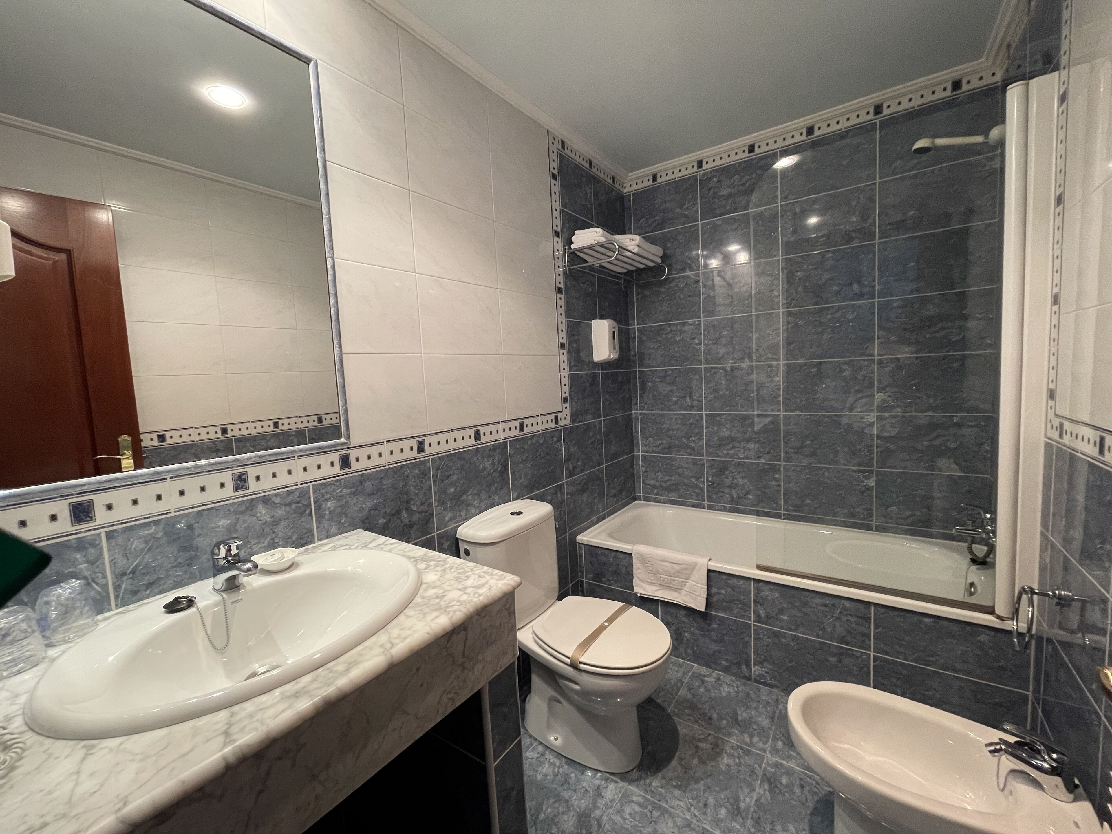 triple room | bathroom | free toiletries, hair dryer, towels