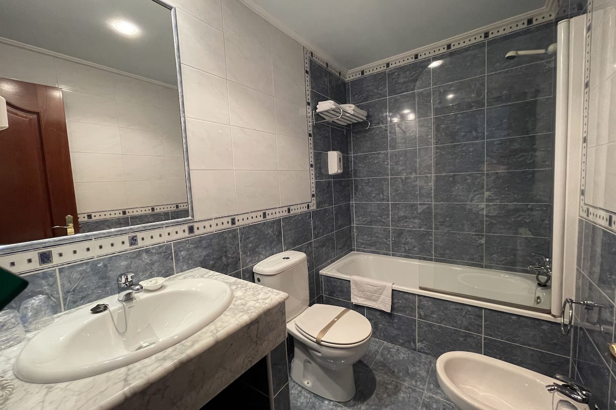 triple room | bathroom | free toiletries, hair dryer, towels