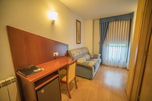 Minibar, caja fuerte, escritorio y sistema de insonorización