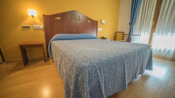 Een minibar, een kluis op de kamer, een bureau, geluiddichte muren