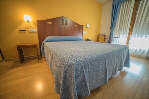 Minibar, caja de seguridad en la habitación y escritorio