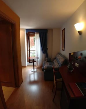 Camera doppia | Minibar, una cassaforte in camera, una scrivania, insonorizzazione