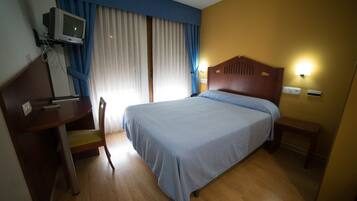 ميني بار وخزنة داخل الغرفة ومكتب وتجهيزات عازلة للصوت