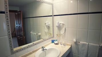 Standard Double or Twin Room | Bathroom | Combined shower/bathtub, free toiletries, hair dryer