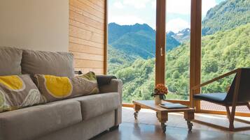 Suite junior, vista a la montaña | Área de sala de estar | Smart TV