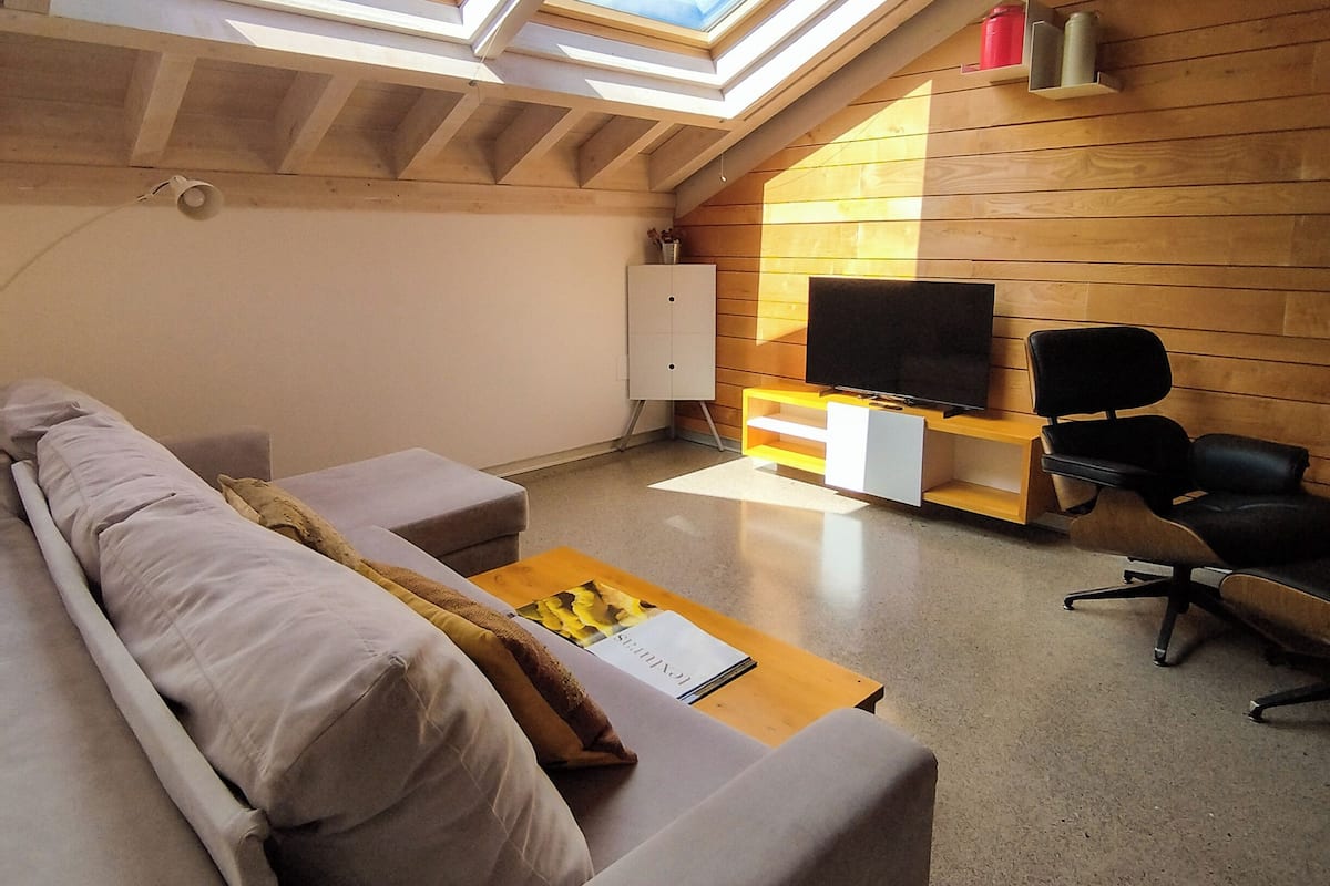 Suite (Home) Abuhardillada | Área de sala de estar | Smart TV