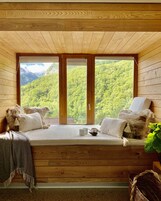 Escritorio, espacio para trabajar con laptop y wifi gratis