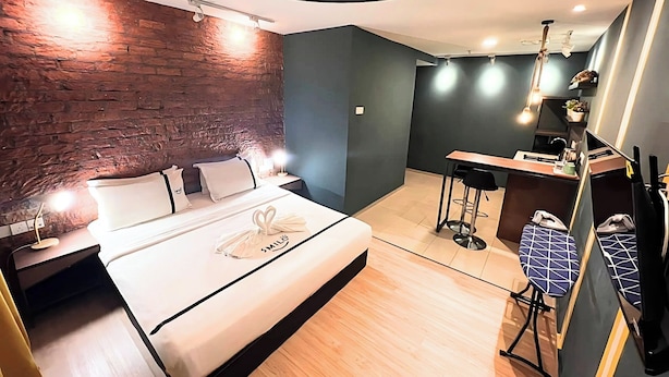 A modern hotel room with a bed, a desk, and a chair. - Smile Hotel USJ (Subang Jaya)