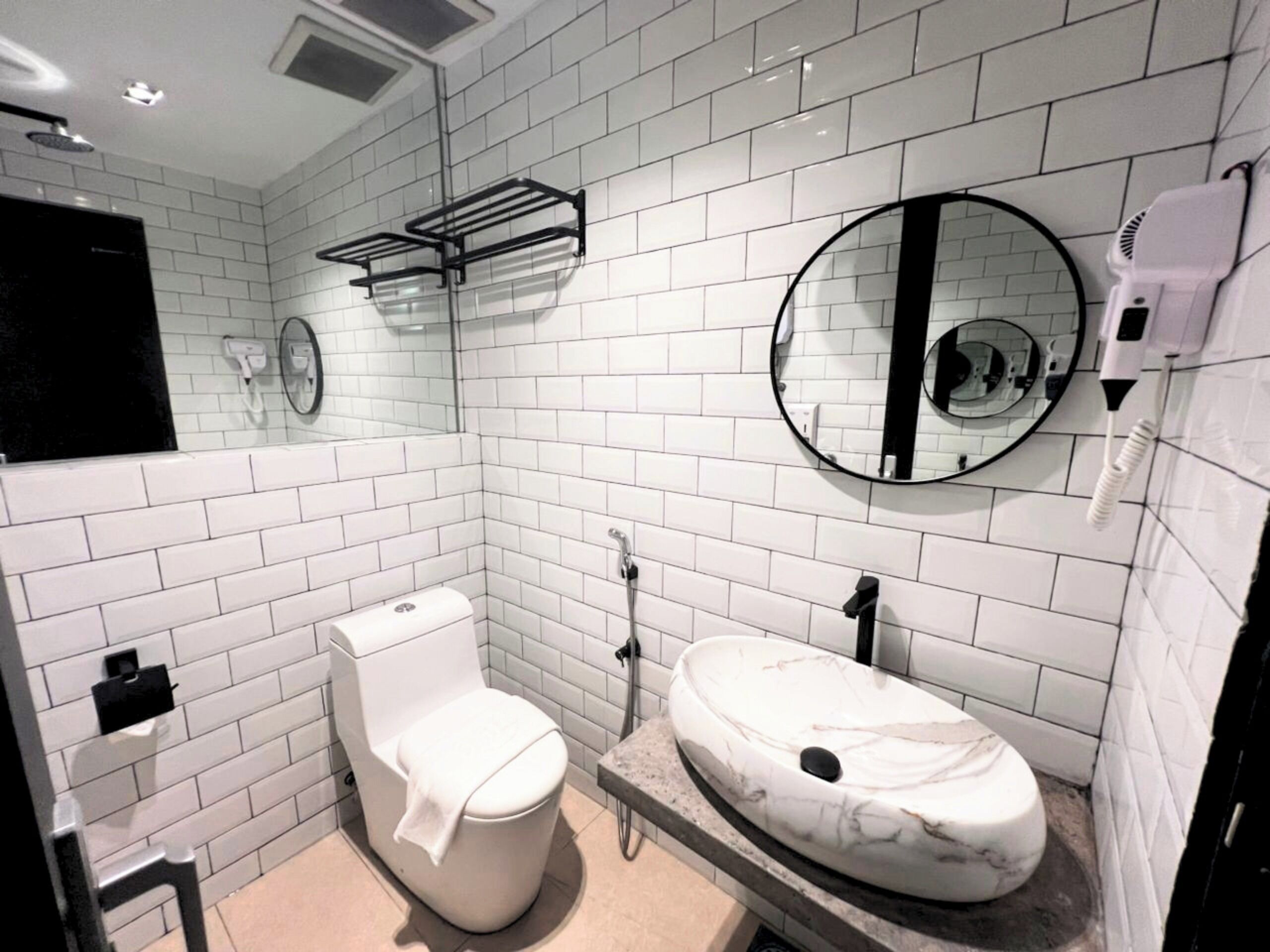 Studio | Badezimmer | Dusche, kostenlose Toilettenartikel, Haartrockner, Bidet