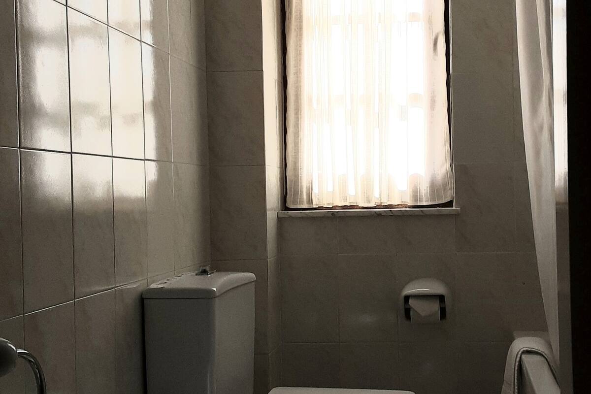 triple room (2 adults and 1 child) | bathroom | free toiletries, hair dryer, towels