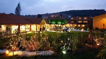 Voorkant accommodatie - avond/nacht