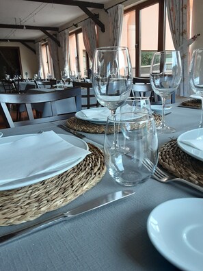 供应早餐、午餐和晚餐