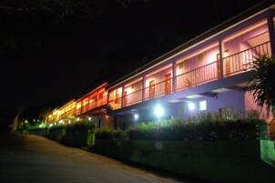 Fachada de la propiedad por la tarde o noche