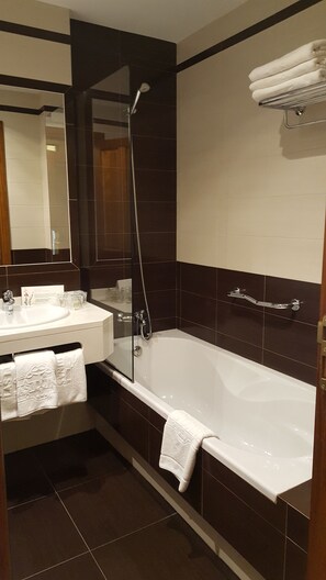 Tina, amenidades de baño gratuitas, secadora de cabello, toallas 