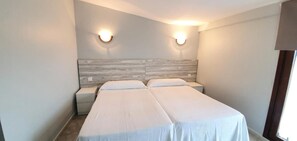 Desk, iron/ironing board, free cribs/infant beds, rollaway beds - La Quinta (Llanes)