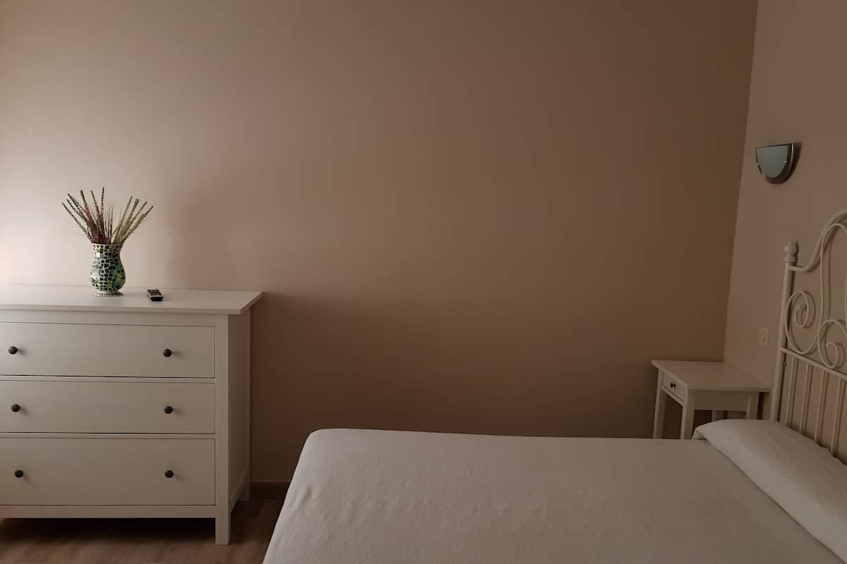Kamer, 1 twee- of 2 eenpersoonsbedden | Een bureau, een strijkplank/strijkijzer, gratis babybedden, extra bedden