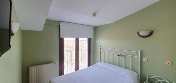 Escrivaninha, ferros/tábuas de passar roupa, berços grátis