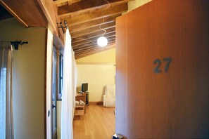 Camera doppia | Una cassaforte in camera, tende oscuranti