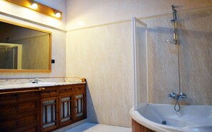 Attic Style Double room | Bathroom | Combined shower/bathtub, towels