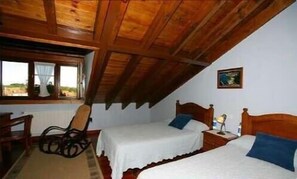 Habitación doble | Escritorio, cortinas opacas, tabla de planchar con plancha