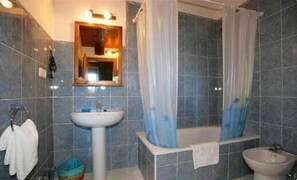 Toalettartikler (inkludert), hårføner, bidé og håndklær