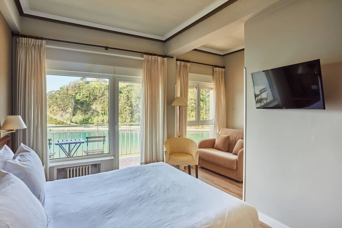 club room, sea view (silken) | 1 bedroom, minibar, in-room safe, desk