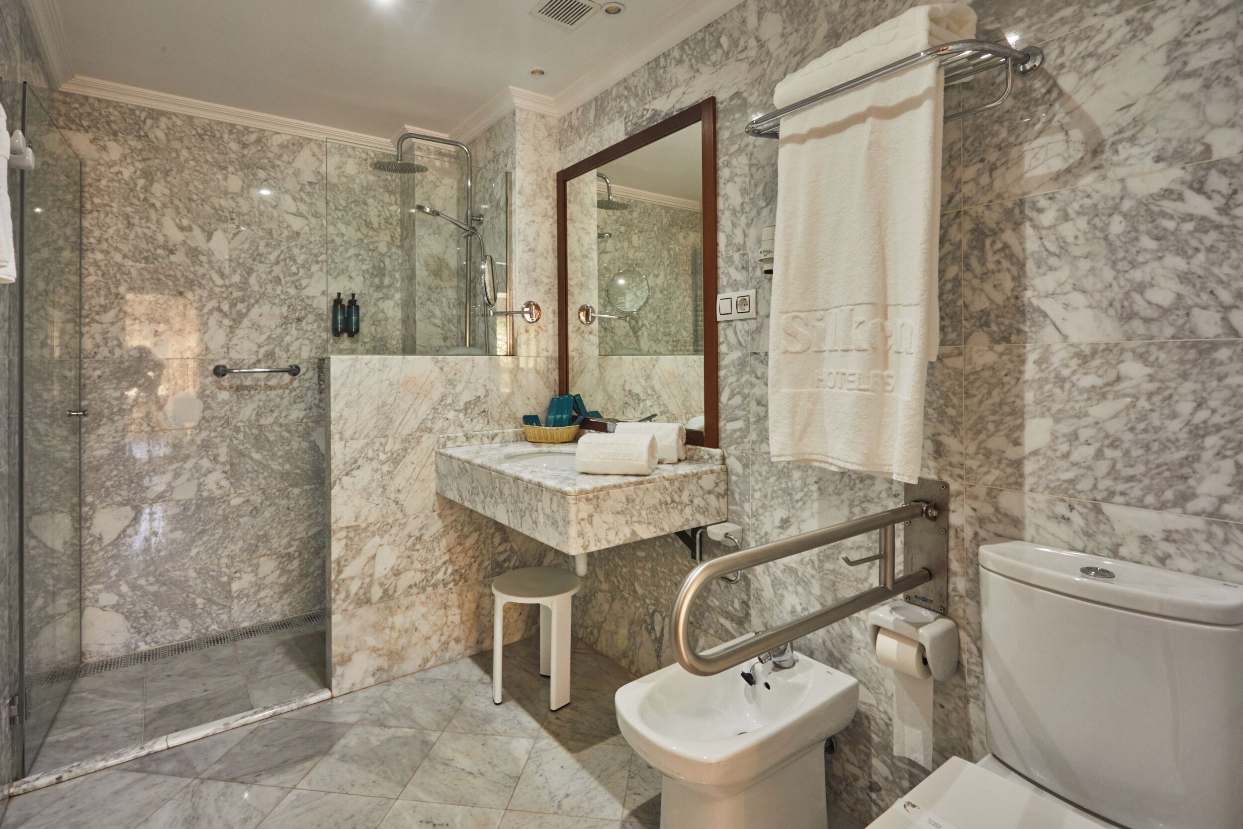 junior suite (club) | bathroom | hair dryer, bidet, towels, soap