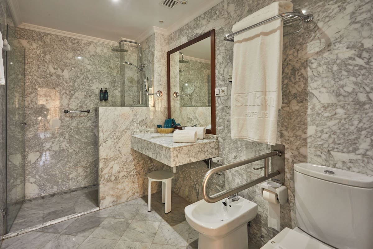junior suite (club) | bathroom | hair dryer, bidet, towels, soap