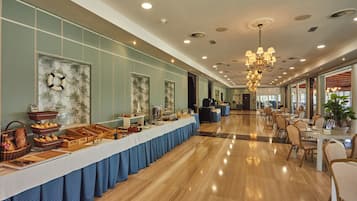 Daily buffet breakfast for a fee