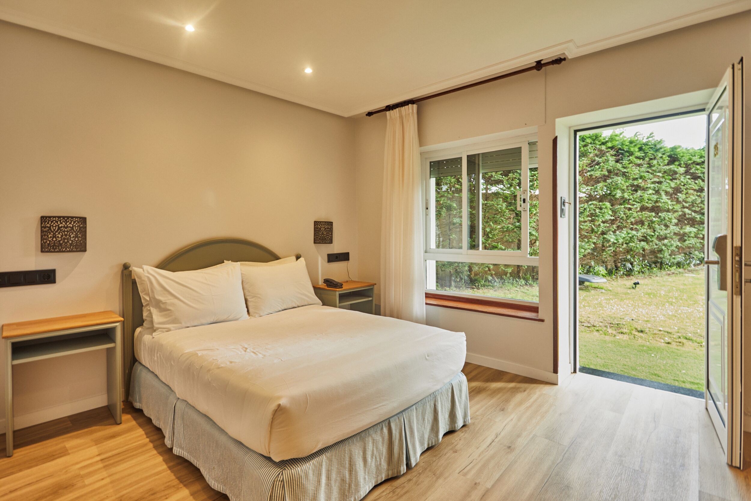 Comfort Room | Minibar, in-room safe, desk, blackout drapes