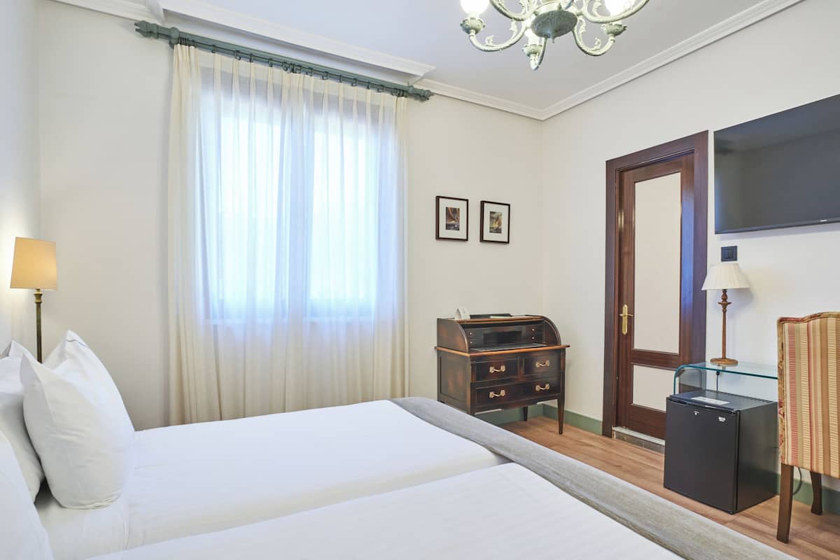 Classic Room | Minibar, in-room safe, desk, blackout drapes